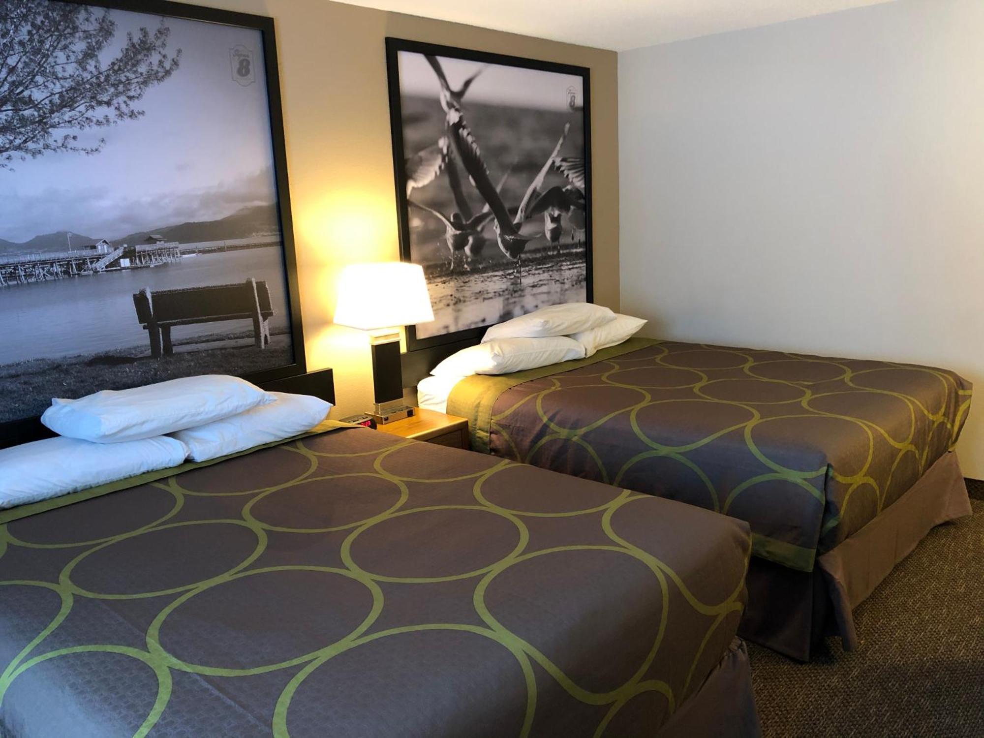Super 8 By Wyndham Salmon Arm Hotel Exterior foto
