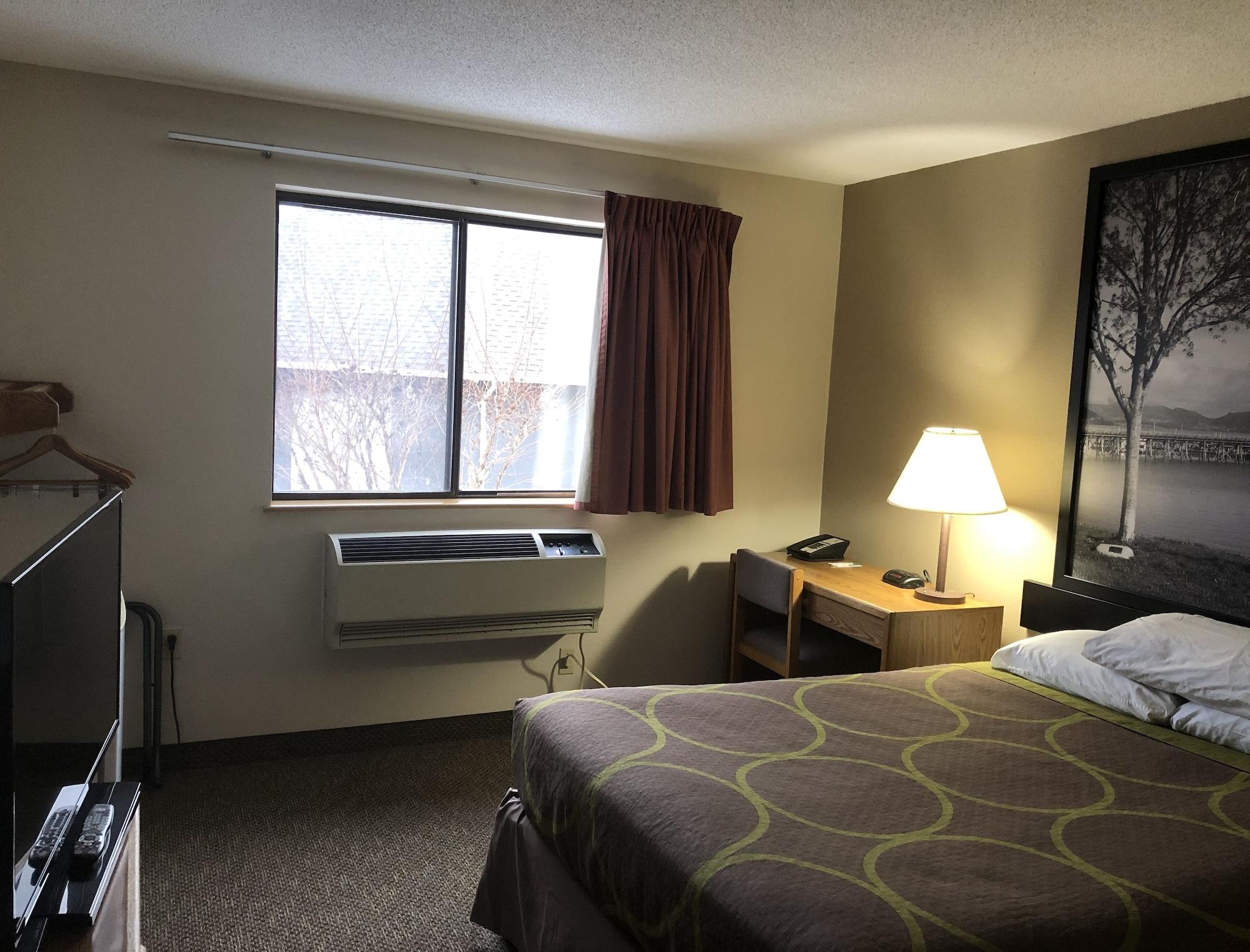 Super 8 By Wyndham Salmon Arm Hotel Exterior foto