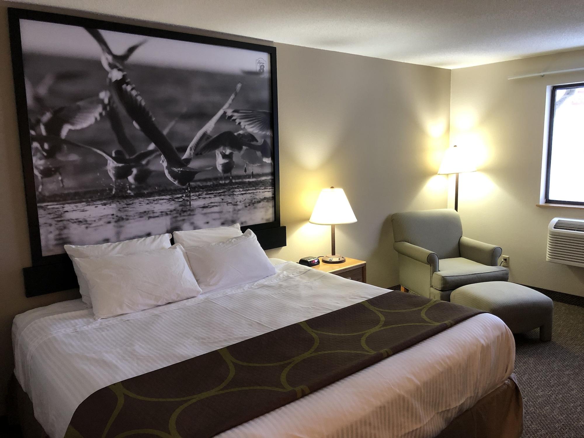 Super 8 By Wyndham Salmon Arm Hotel Exterior foto