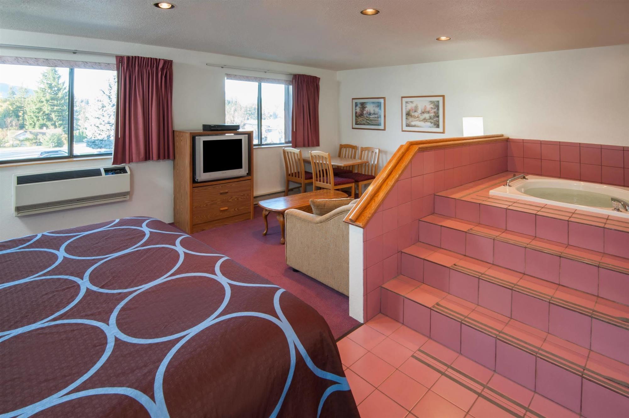 Super 8 By Wyndham Salmon Arm Hotel Exterior foto